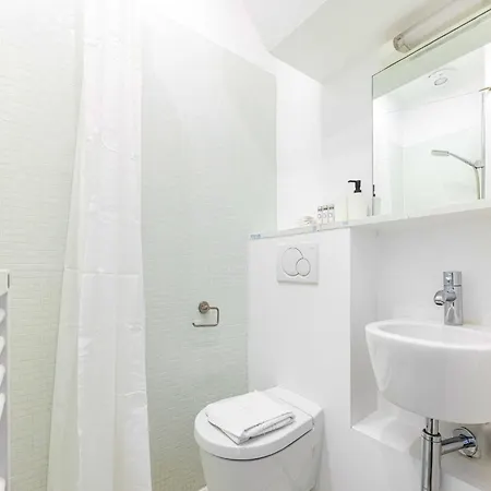 Apartment Charming 1p Near Av Montaigne Paris