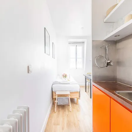 Charming 1p Near Av Montaigne Апартаменты Париж